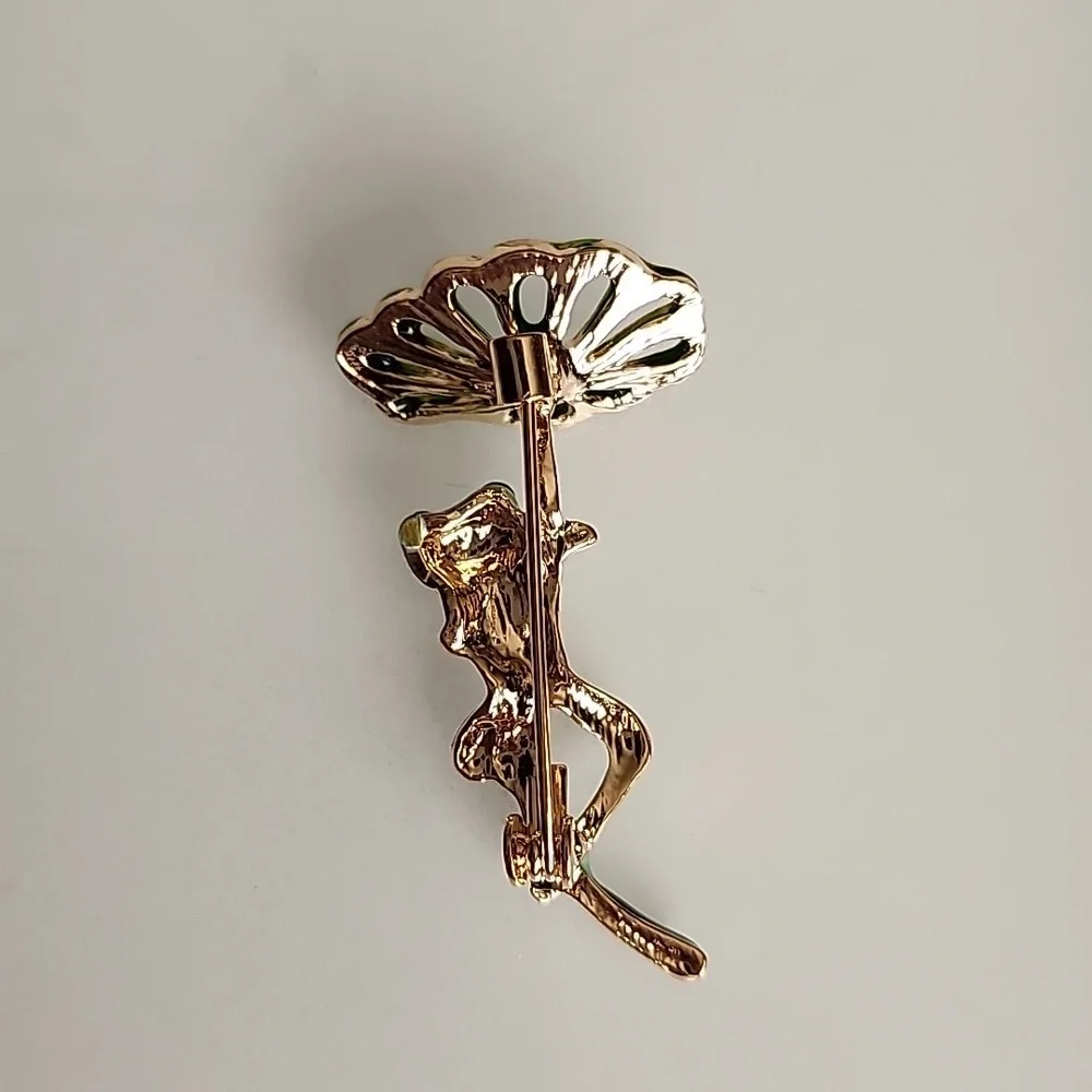 Tree Frog Gripping Lily pad Brooch quality Enamel Simulated gem
